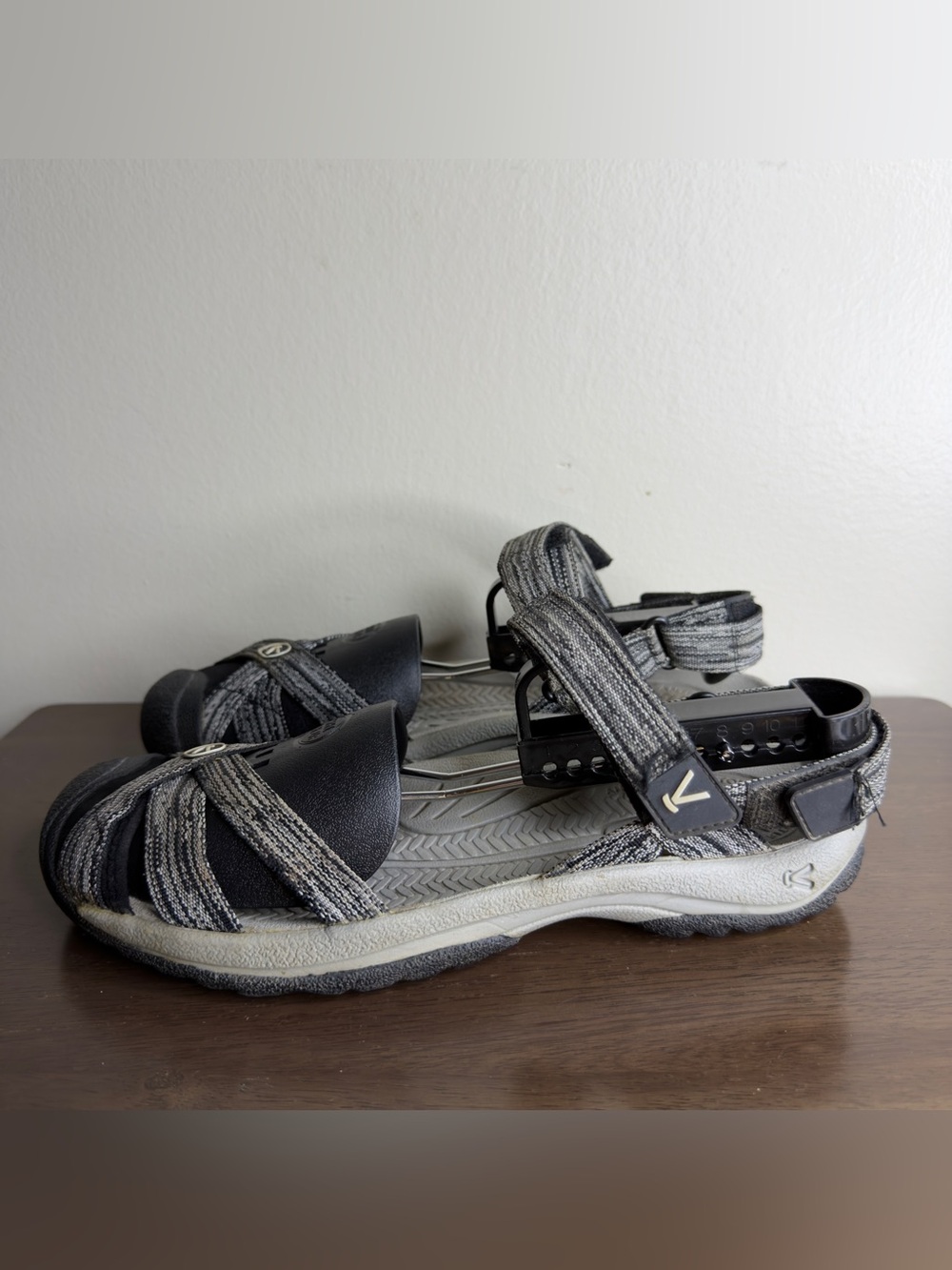 Keen Bali Strap Black Gray Sandals Sz 9 Womens